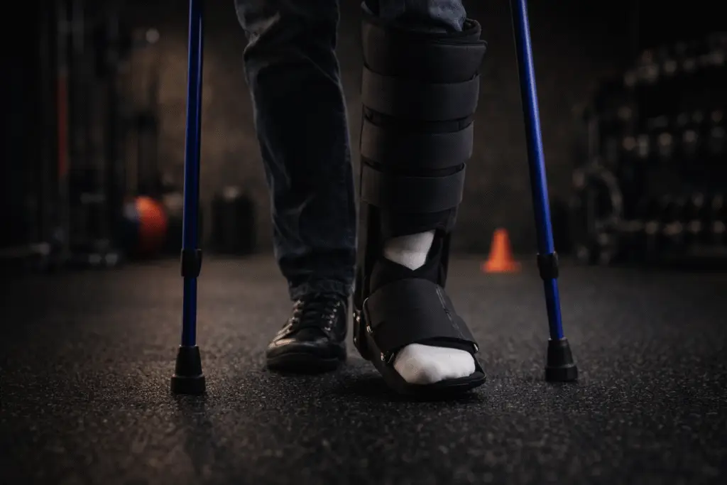 man met krukken na operatie